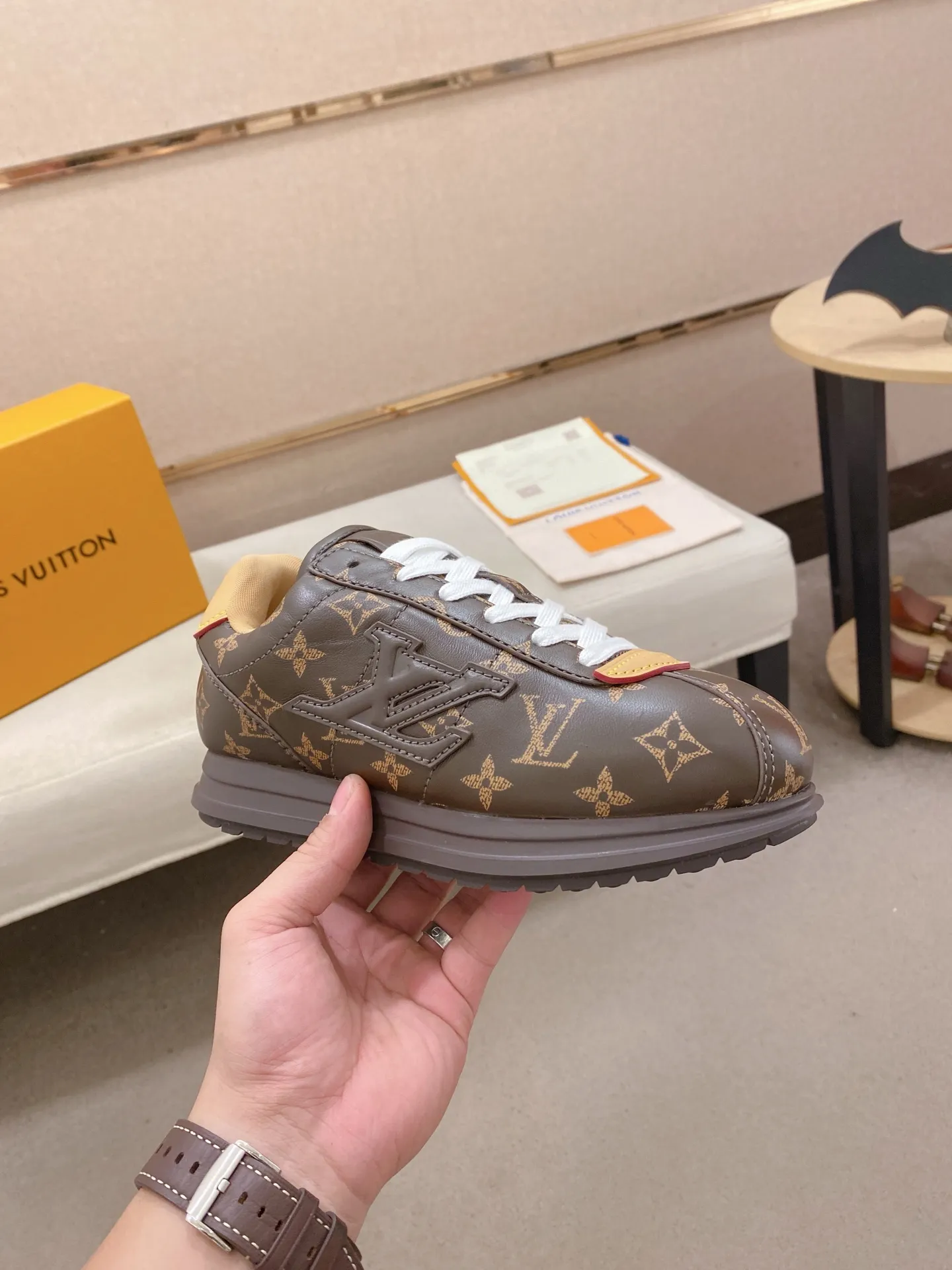 Men's shoes💰: Couple style 700💰LOUIS VUITTON Footint Soccer sneakers‼ ️ The top version, the same sneakers for LV couples. You will look fashionable when you wear them. This Footint Soccer sneaker was unveiled in the 2025 spring and summer series fashion show. The tongue is embellished with the Lvers United badge inspired by the football team. The rubber sole of the foot is decorated with multiple Louis Vuitton logos. The original latest packaging. Fabric: original imported cowhide. Lining: original imported breathable mesh. Foot pad: original injection molding pad. Outsole: original molded T combination outsole. Size: 35-45.